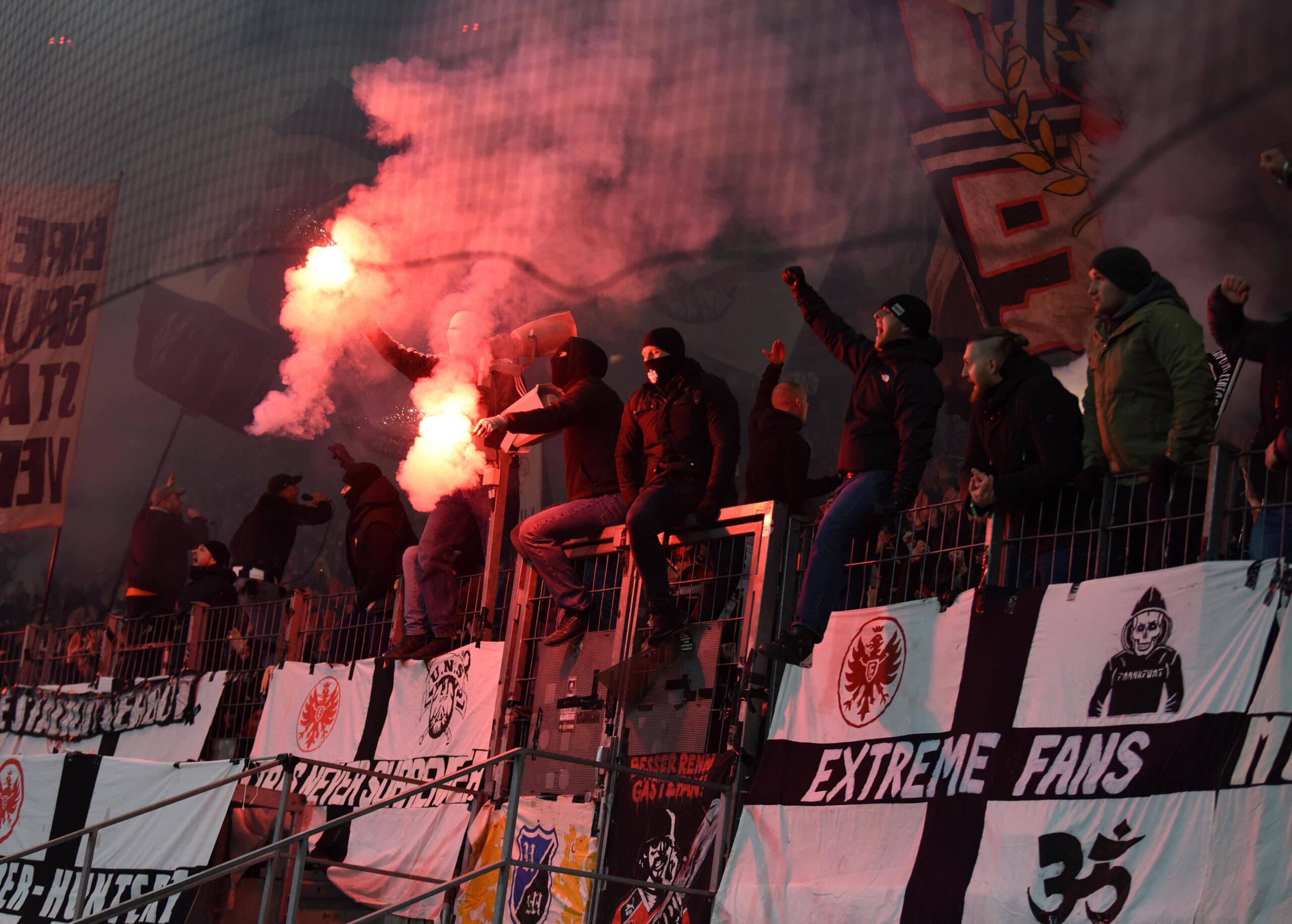 Gli ultras dell'Eintracht Francoforte accendono un fumogeno nel corso del match contro il Darmstadt