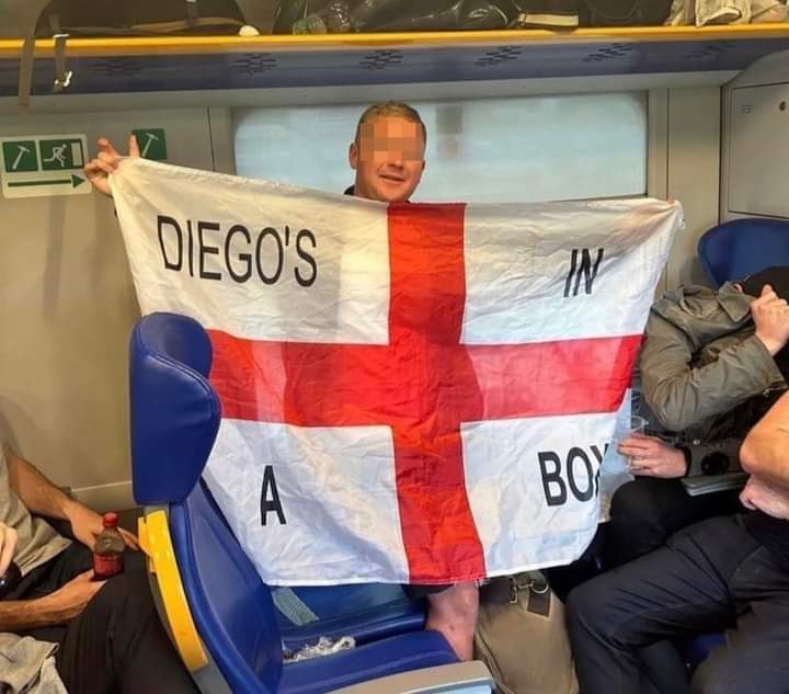 Italia Inghilterra, un gruppo di titosi inglesi espone una bandiera contro Maradona in treno