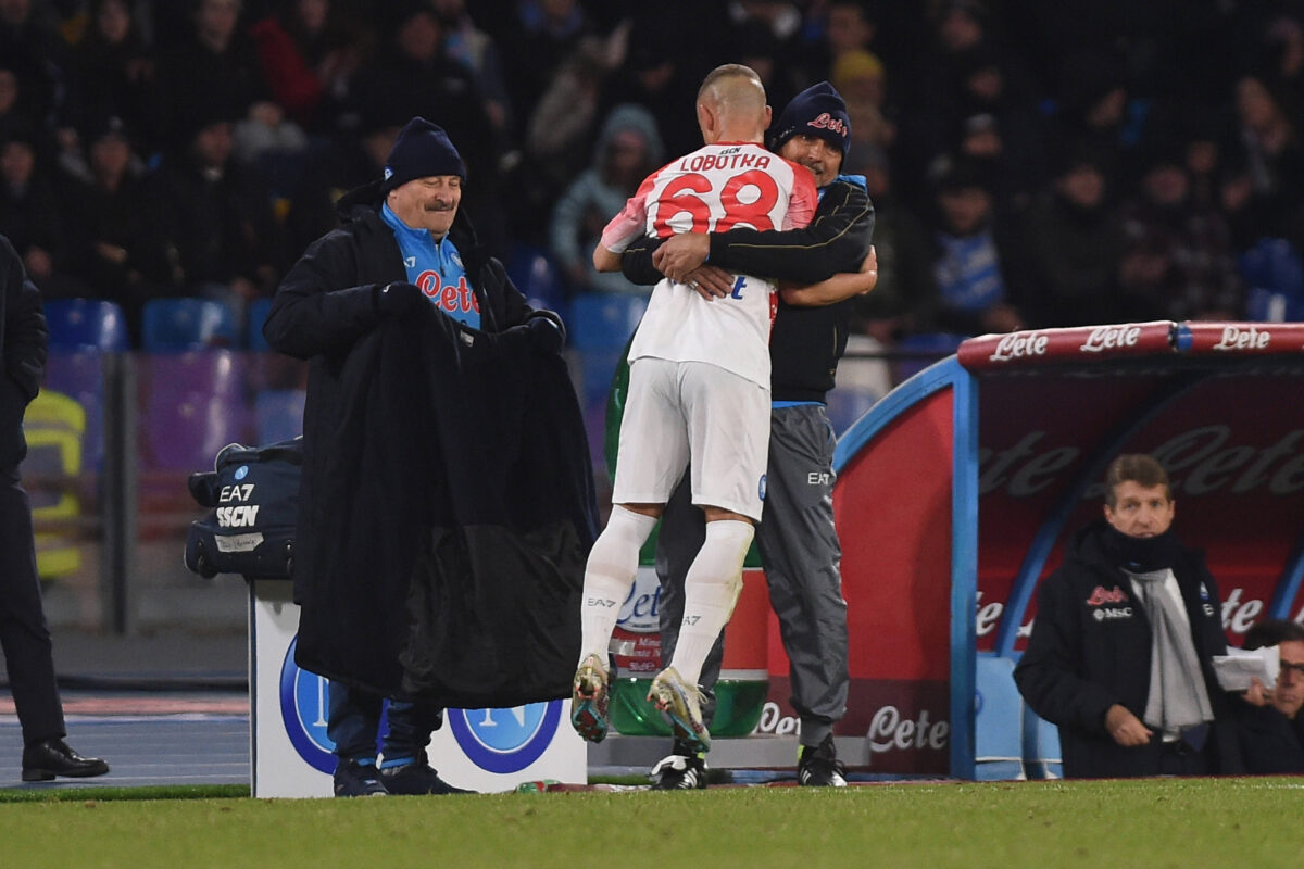 Lobotka abbraccia Spalletti durante Napoli Cremonese