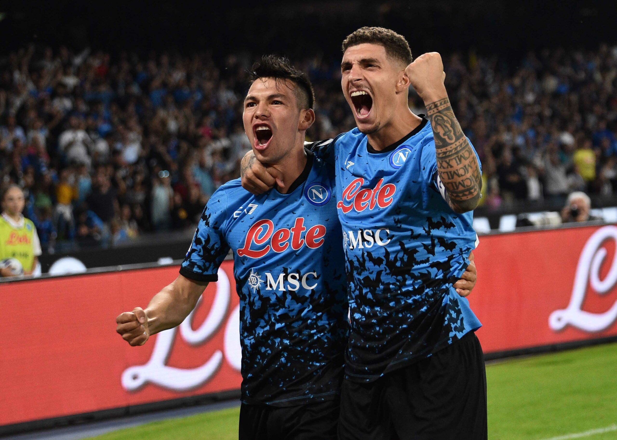 Hirving Lozano e Giovanni Di Lorenzo esultano dopo il gol contro il Bologna