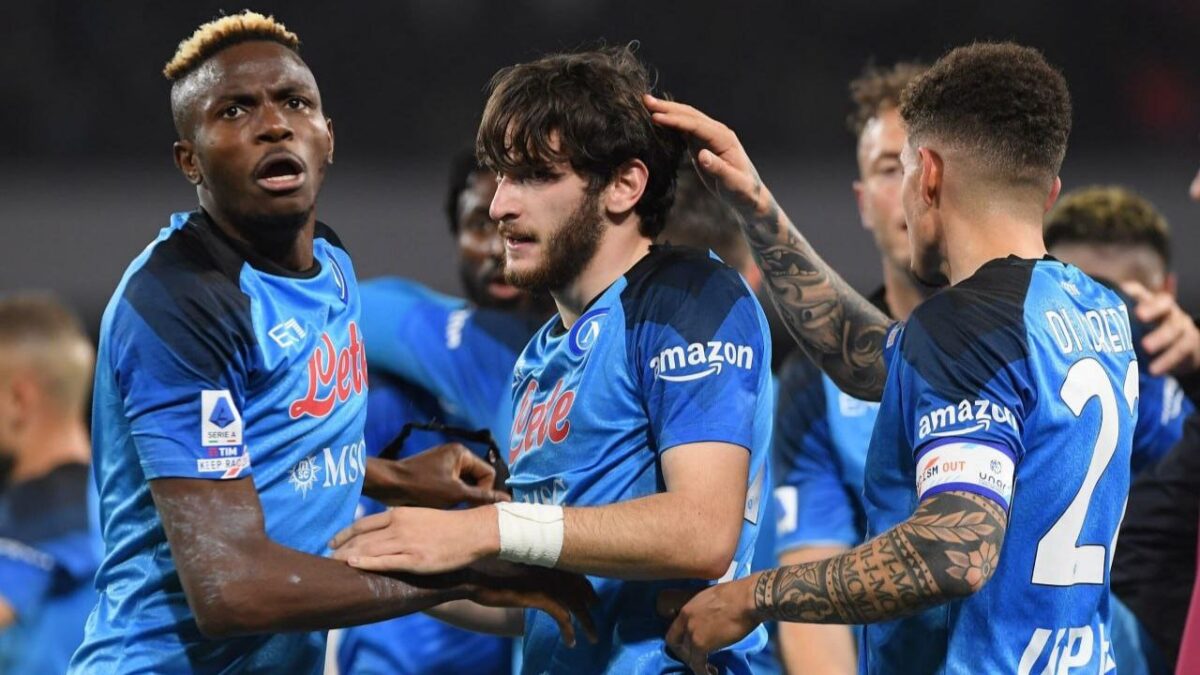 Osimhen, Kvaratskhelia e Di Lorenzo esultano dopo il gol del georgiano contro l'Atalanta