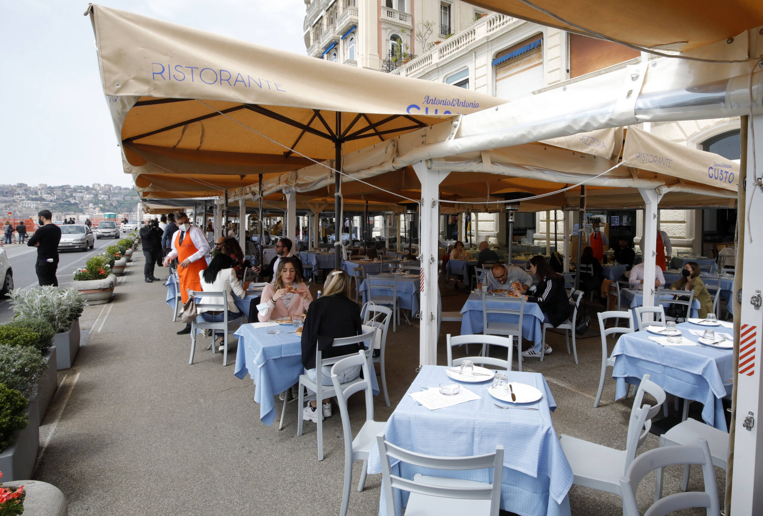 Napoli, pioggia di disdette per i primi di giugno