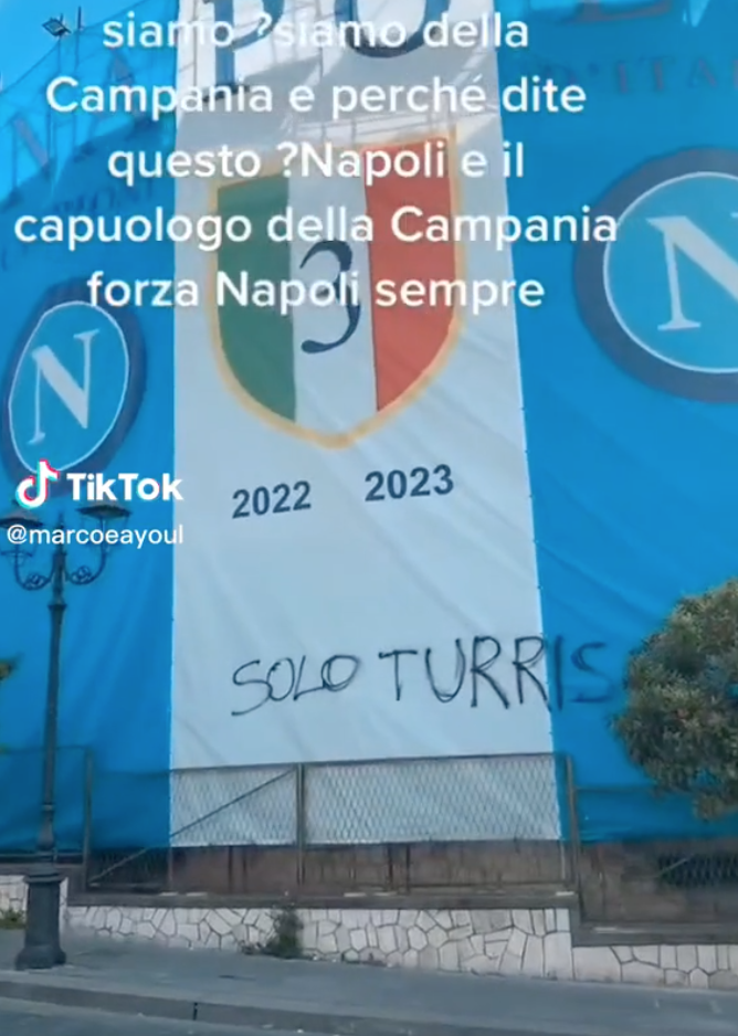Bandiere con lo scudetto del Napoli, polemica a Torre del Greco: cos’hanno fatto i tifosi della Turris (FOTO)