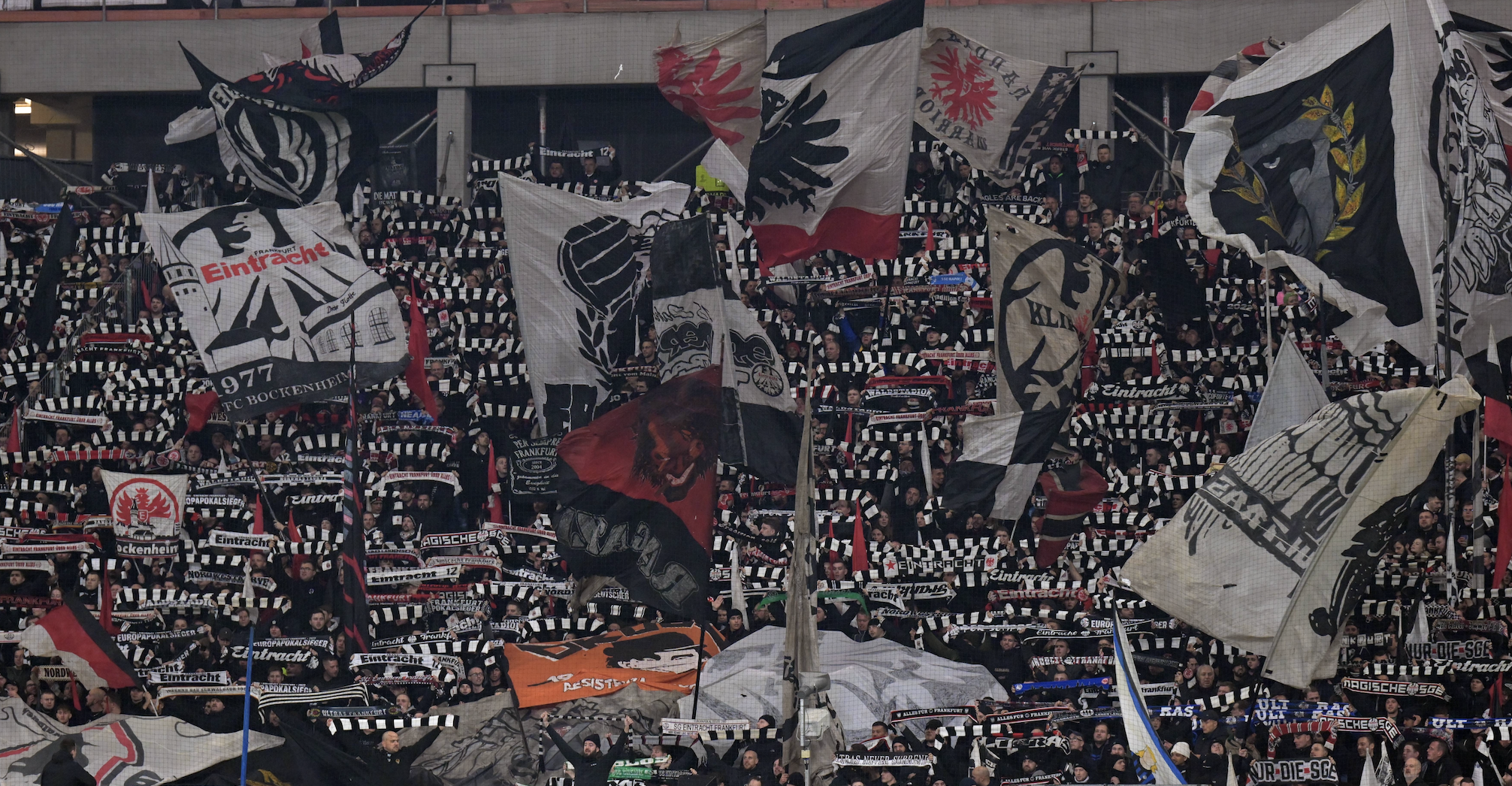 La curva dell'Eintracht Francoforte sventola bandiera e sciarpe