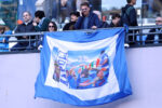 Tifoso del Napoli espone una bandiera celebrativa allo stadio