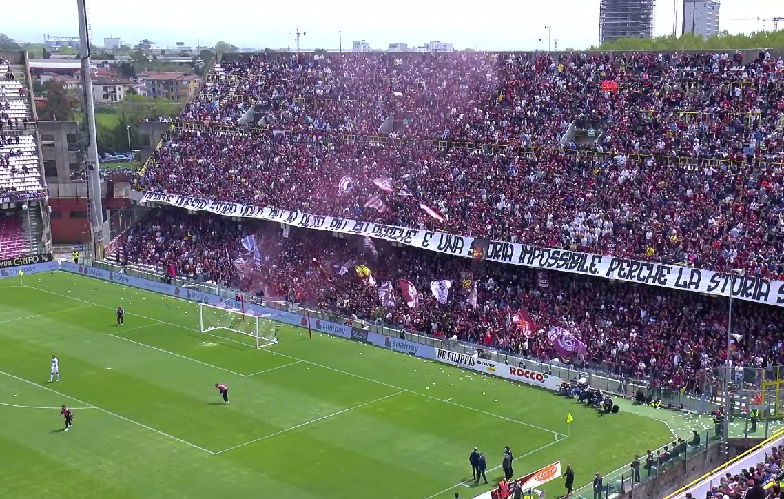 Tifosi Salernitana allo stadio Arechi