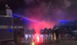 La Polizia intenta a fermare gli scontri tra ultras del Napoli e quelli dell'Eintracht