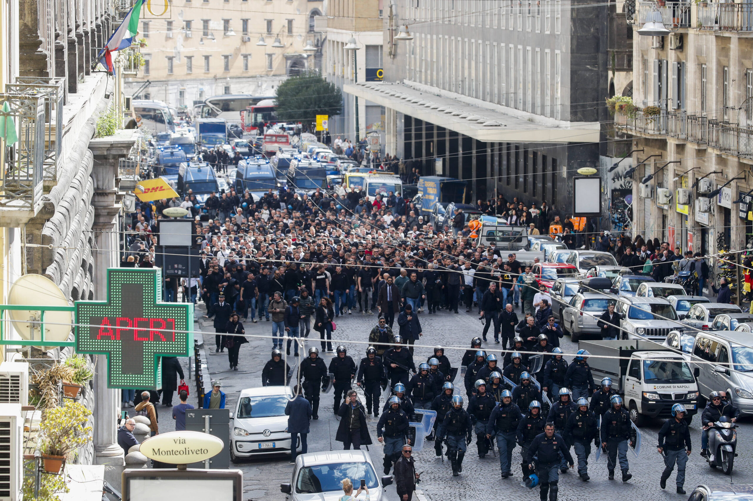Gli ultras dell'Eintracht Francoforte, scortati dalla Polizia, girano per le strade di Napoli