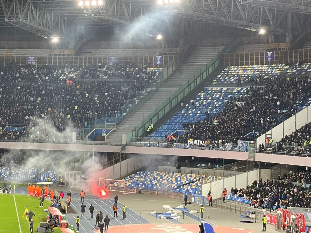 I tifosi della Lazio lanciano fumogeni in campo nel corso di Napoli-Lazio