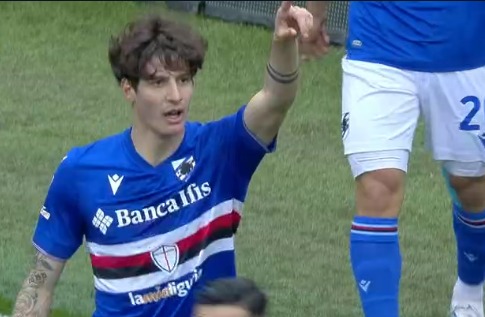 Zanoli esulta dopo aver segnato il primo gol in carriera in Serie A con la maglia della Sampdoria