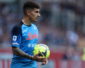 Di Lorenzo prima di battere una rimessa durante Torino-Napoli