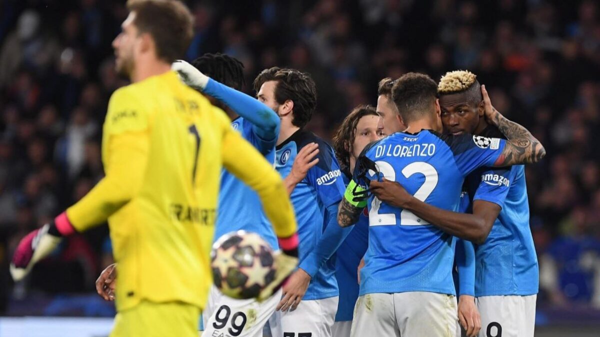 Il Napoli esulta dopo la rete dell'1-o contro l'Eintracht Francoforte