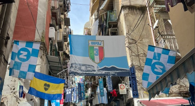 Le strade di Napoli addobbate con bandiere e festoni in attesa della festa scudetto