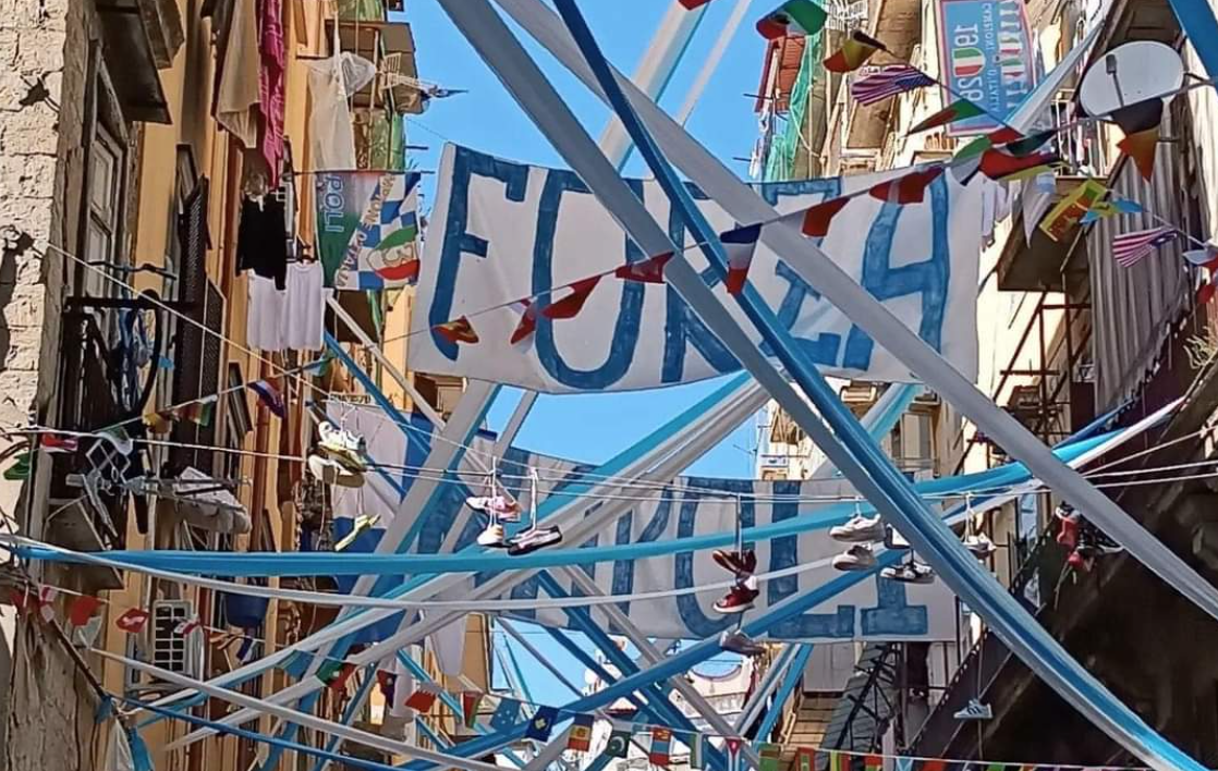 Le strade di Napoli si colorano d'azzurro con nastri, festoni e striscioni in vista della vittoria dello scudetto