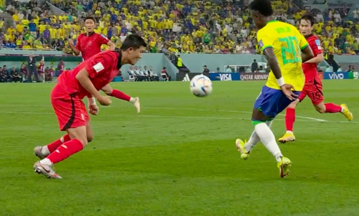 Kim Min-Jae affronta Vinicius Jr nel  match tra Corea del Sud e Brasile al Mondiale di Qatar 2022
