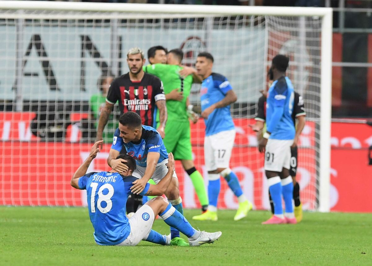 I calciatori del Napoli esultano dopo la vittoria contro il Milan a San Siro