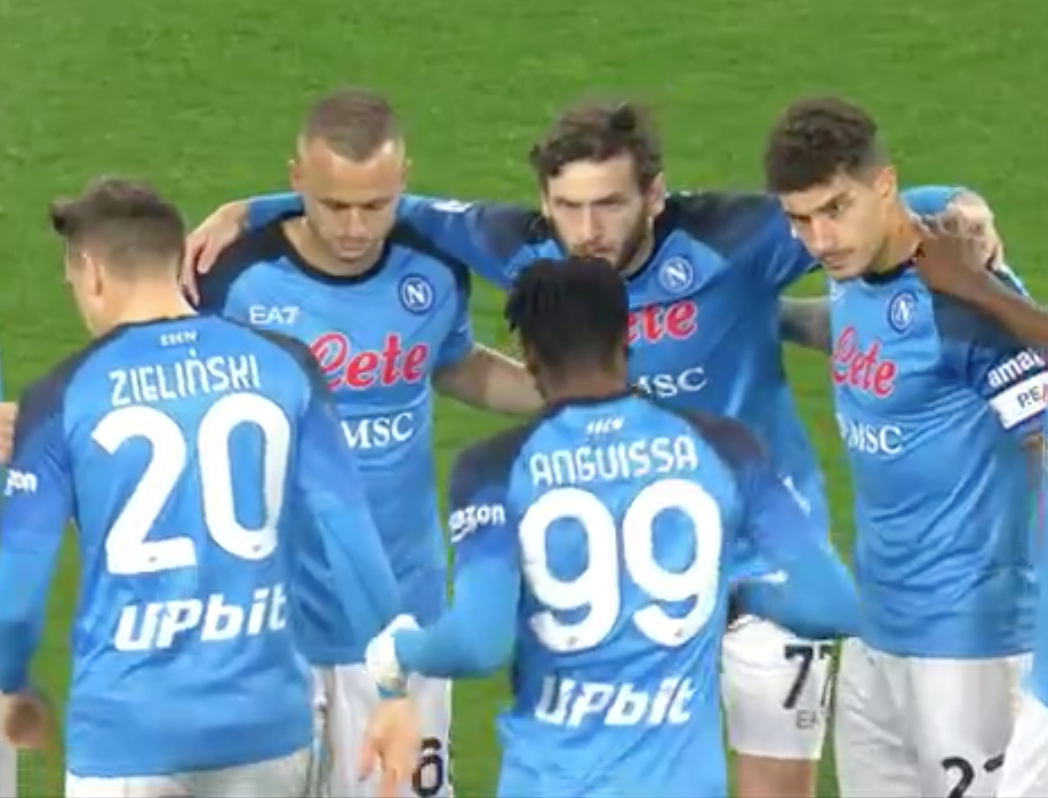 Il Napoli si riunisce a centrocampo prima del match con la Lazio