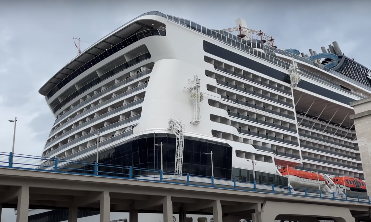 Una nave da crociare ancorata nel porto di Napoli: potrebbe essere la location scelta da De Laurentiis per la festa scudetto
