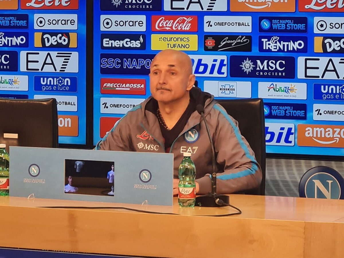 Spalletti fa una smorfia nel corso della conferenza stampa alla vigilia di Torino Napoli