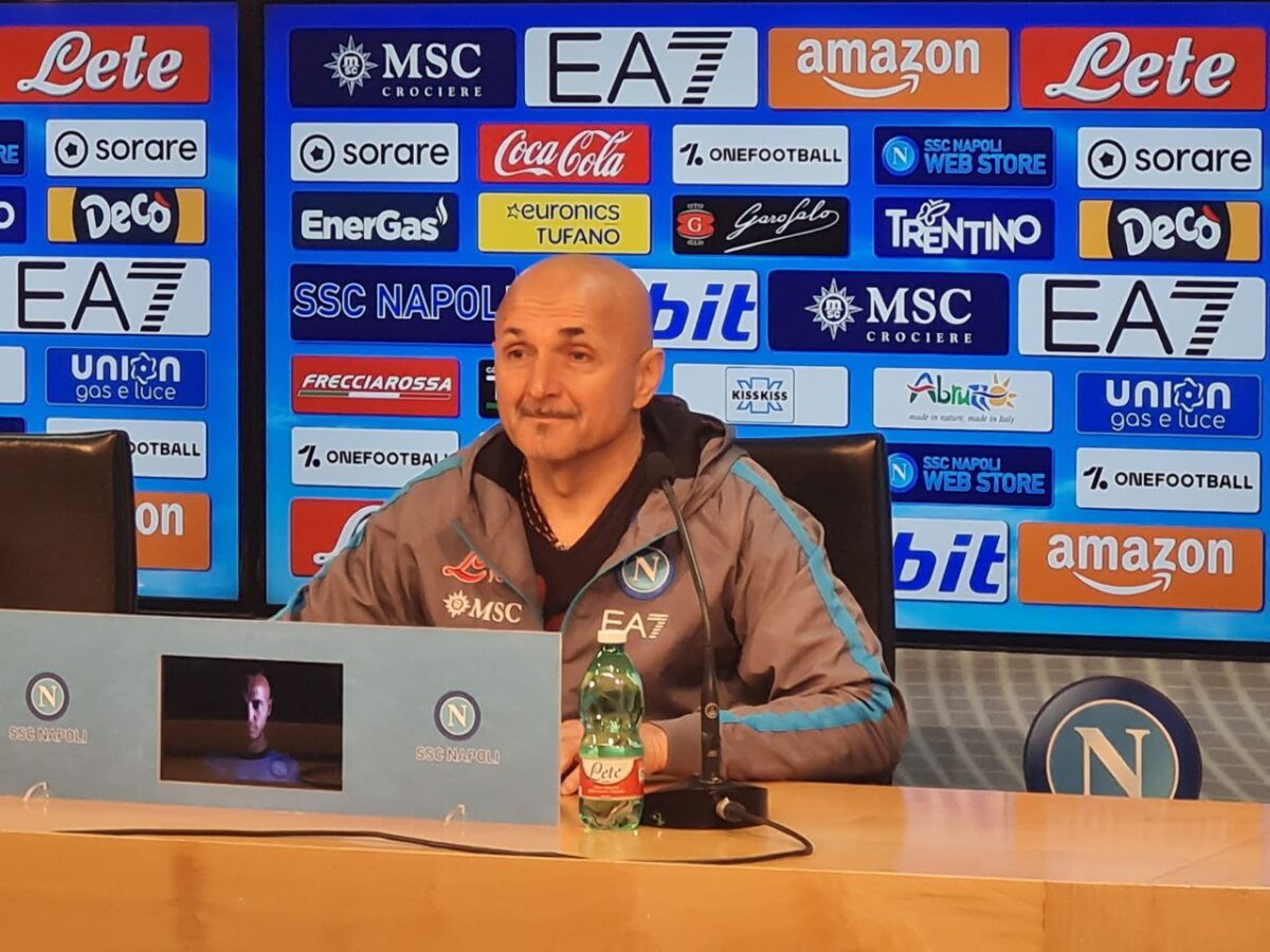 Luciano Spalletti sorride nella conferenza stampa alla vigilia di Torino Napoli