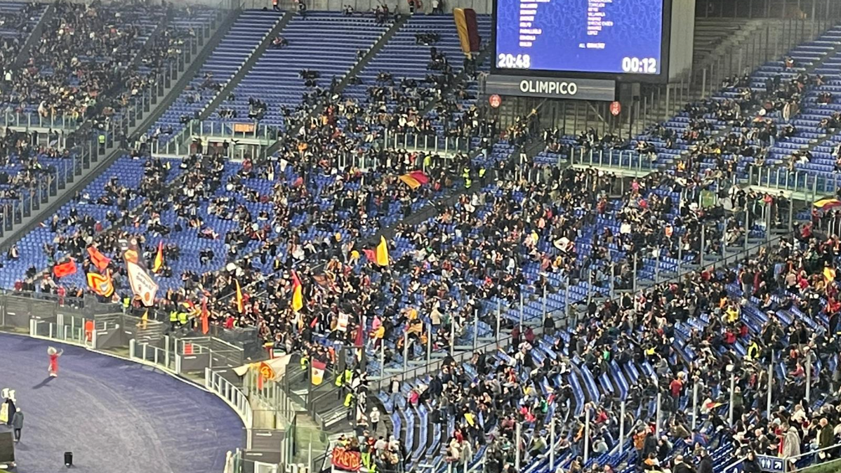 La curva della Roma durante il match Roma-Barcellona di Women's Champions League