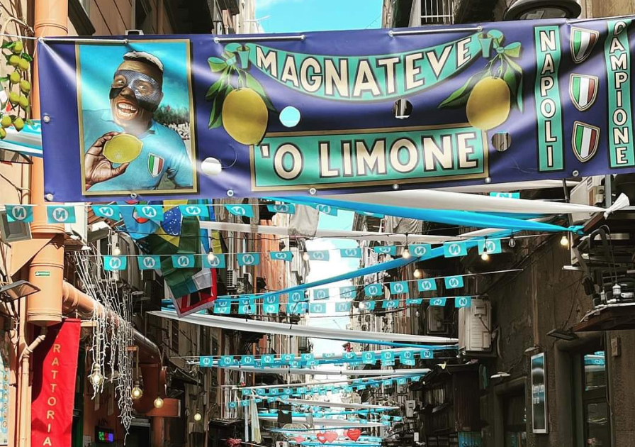 Le vie di Napoli con striscioni, festoni e bandiere in attesa della festa scudetto