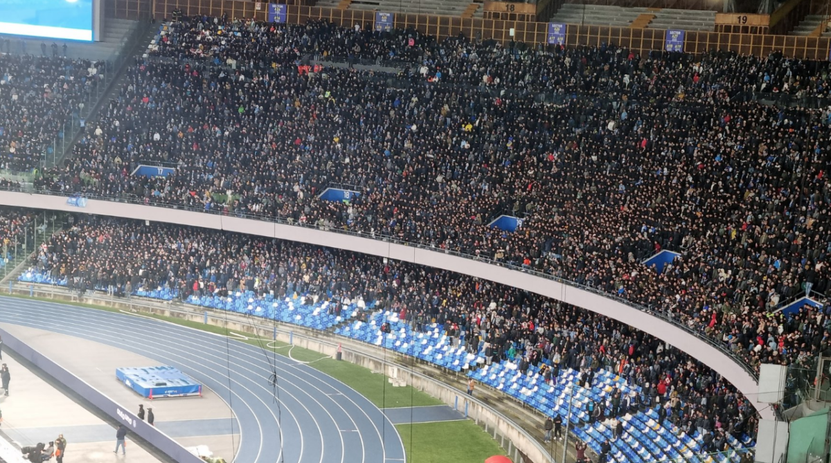 La Curva A del Napoli senza nessuna bandiera