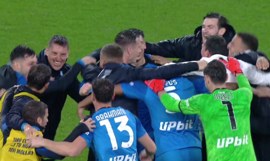 Il Napoli esulta al termine del match contro la Juventus