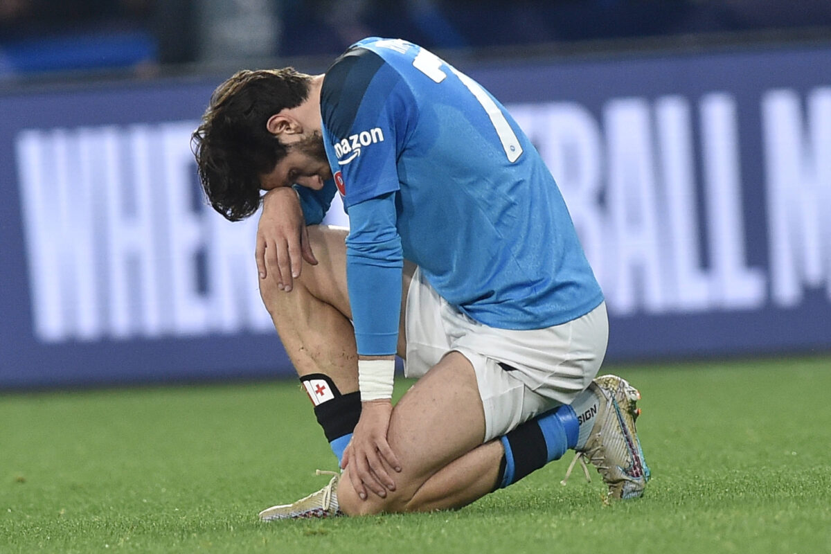 Kvaratskhelia deluso dopo l'eliminazione del Napoli in Champions League con il Milan