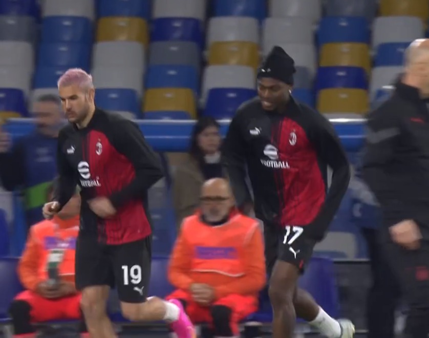 Theo Hernandez e Rafael Leao durante il riscaldamento prima di Napoli-Milan