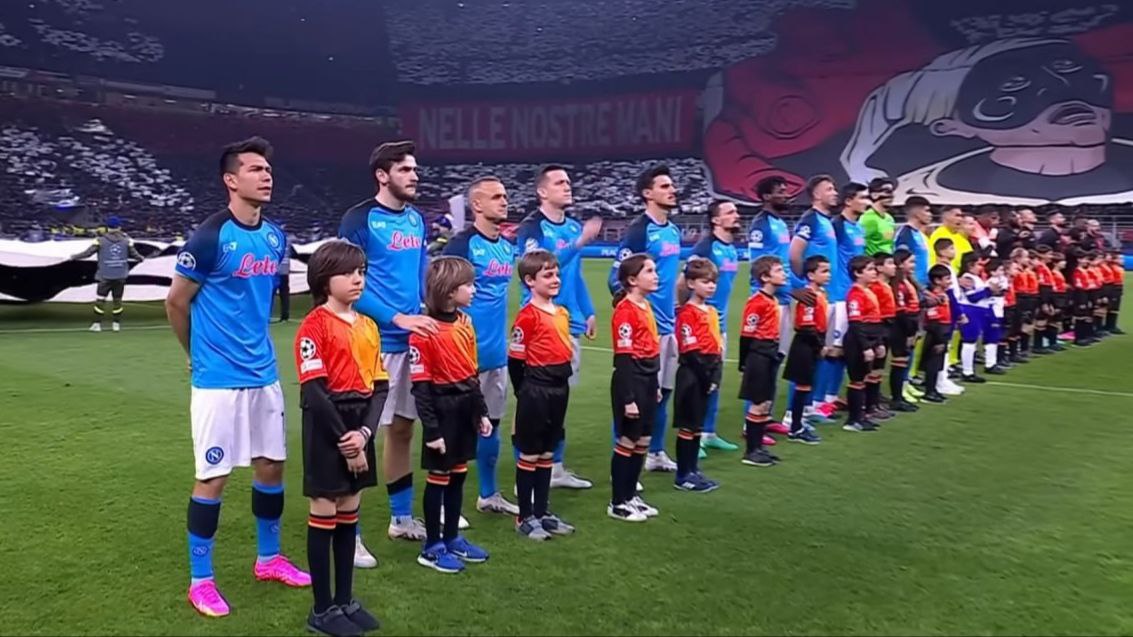 Il Napoli in campo a San Siro durante l'inno della Champions