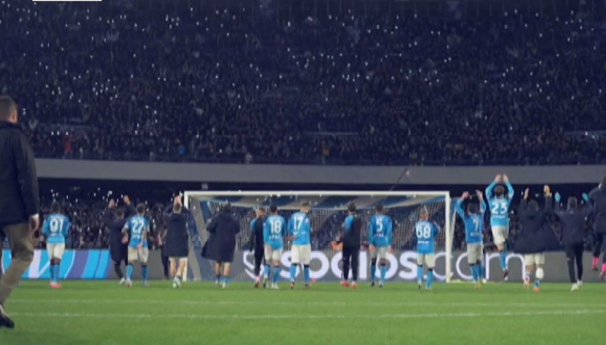 Il Napoli festeggia sotto la Curva dopo una vittoria