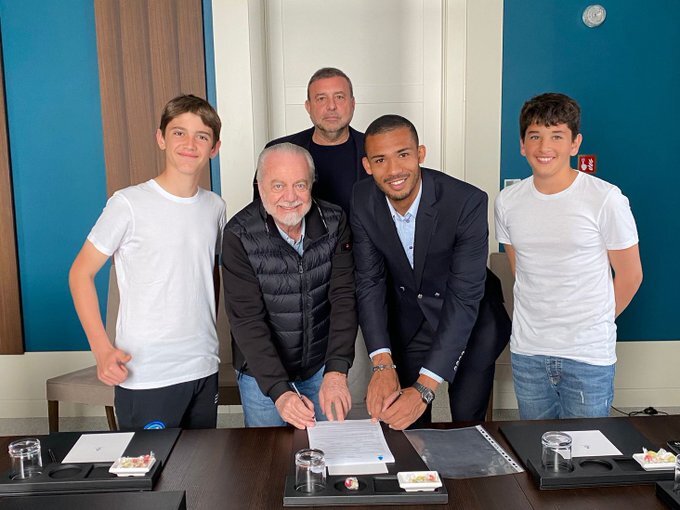 Juan Jesus, in posa con il presidente De Laurentiis, firma il rinnovo di contratto 