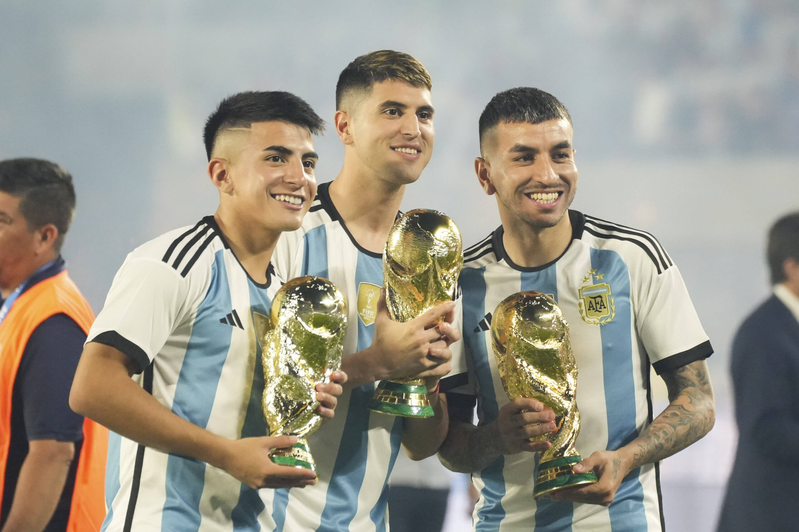 Thiago Almada, Palacios e Correa in posa con la Coppa del Mondo