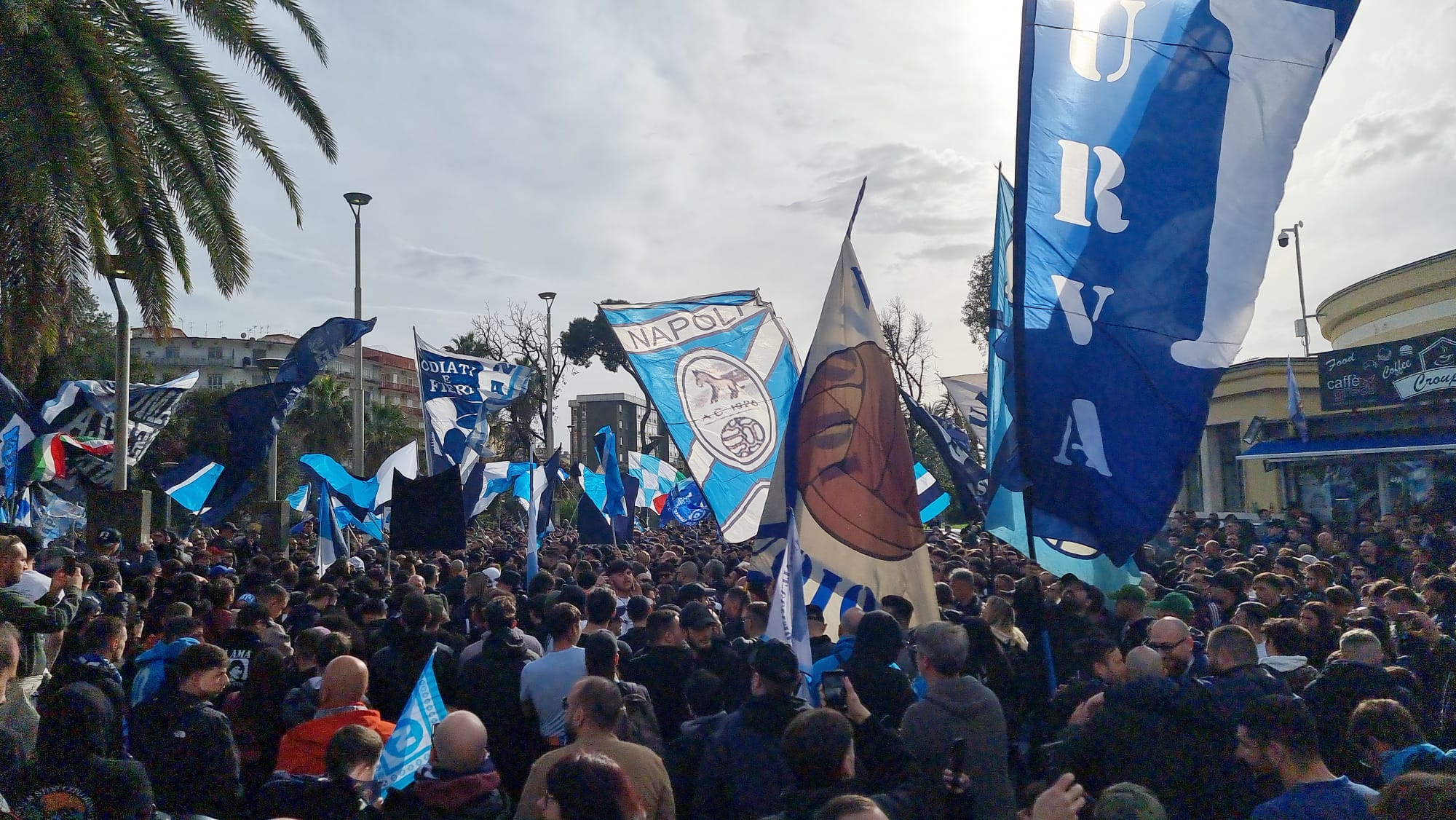 Tifosi Napoli all'esterno dello stadio Diego Armando Maradona