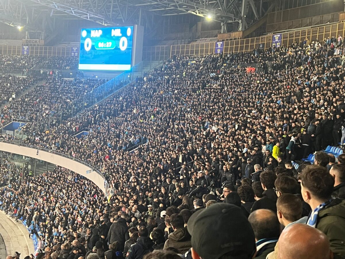 Tifosi del Napoli in Curva B in occasione della sfida con il Milan