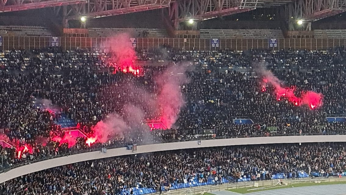 Curva B infiammata durante Napoli Milan