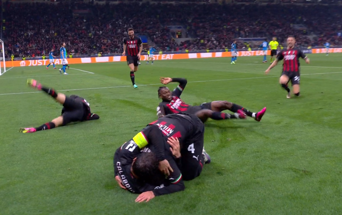 I giocatori festeggiano durante Milan-Napoli di Champions League