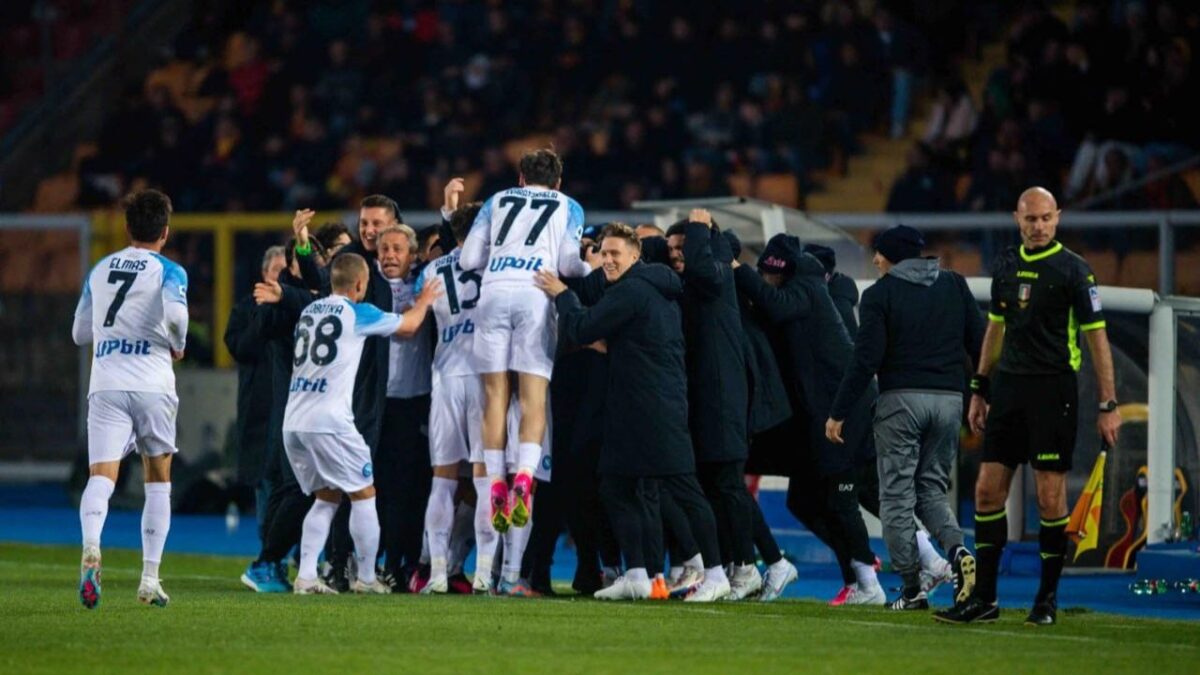 Il Napoli esulta dopo il gol di Di Lorenzo contro il Lecce