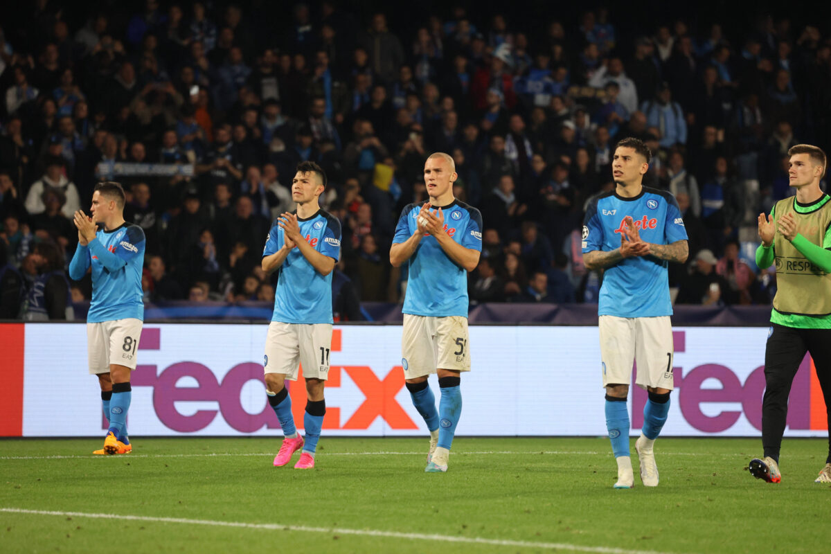 Raspadori, Lozano, Ostigard, Olivera e Idasiak salutano i tifosi dopo l'eliminazione del Napoli dalla Champions League