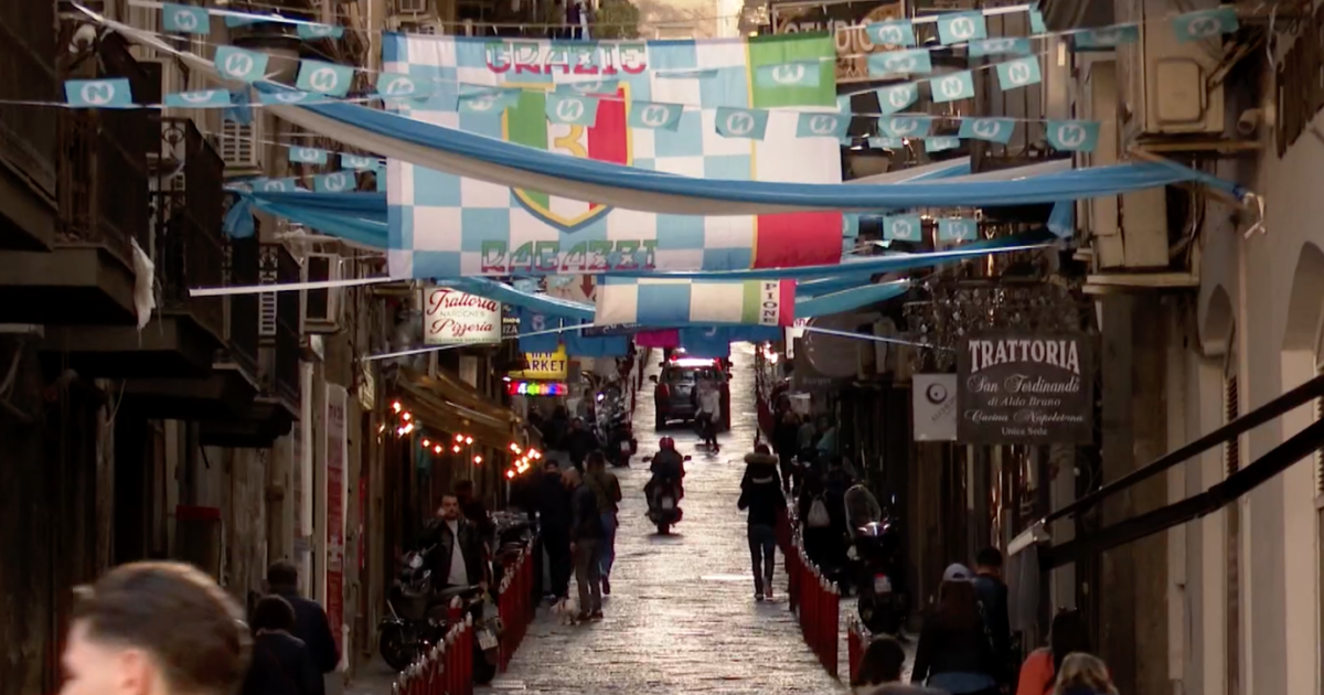 Le vie di Napoli si colorano di azzurro per lo scudetto