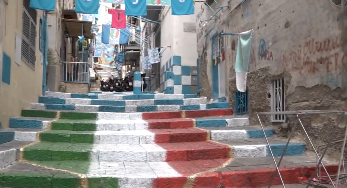 Una scalinata nel centro di Napoli decorata con il tricolore