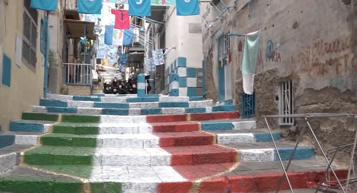 Una scalinata nel centro di Napoli decorata con il tricolore