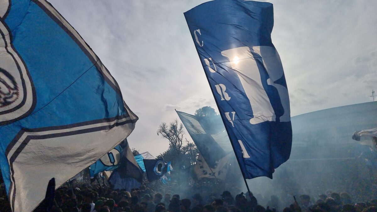 Ultras del Napoli in manifestazione all'esterno dello stadio Maradona