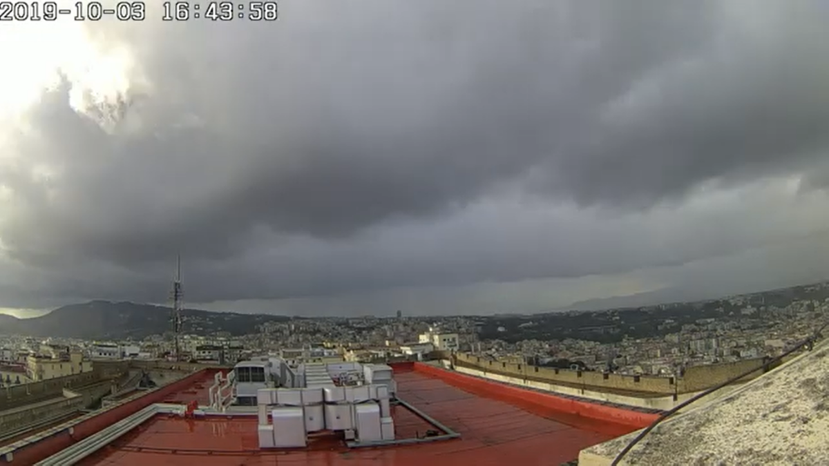 Nuvole grigie sorvolano Napoli
