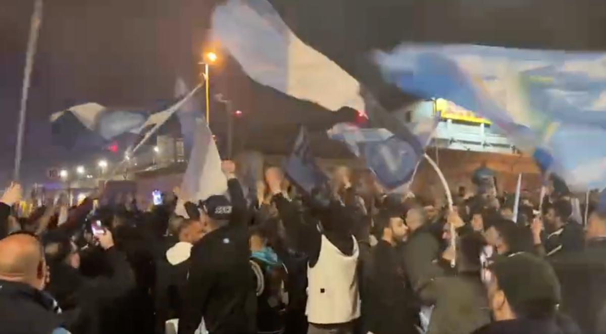 Tifosi del Napoli attendono la squadra a Capodichino dopo la vittoria con la Juventus