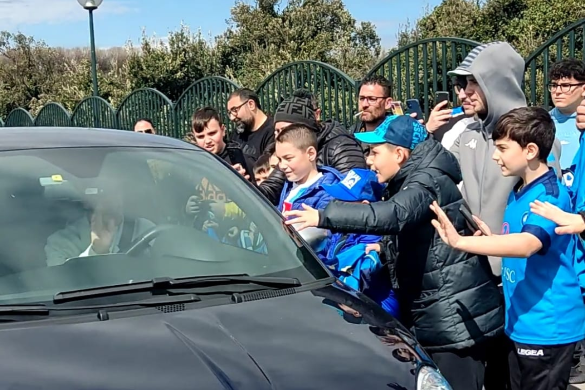 Bambini chiedono autografi a Castel Volturno