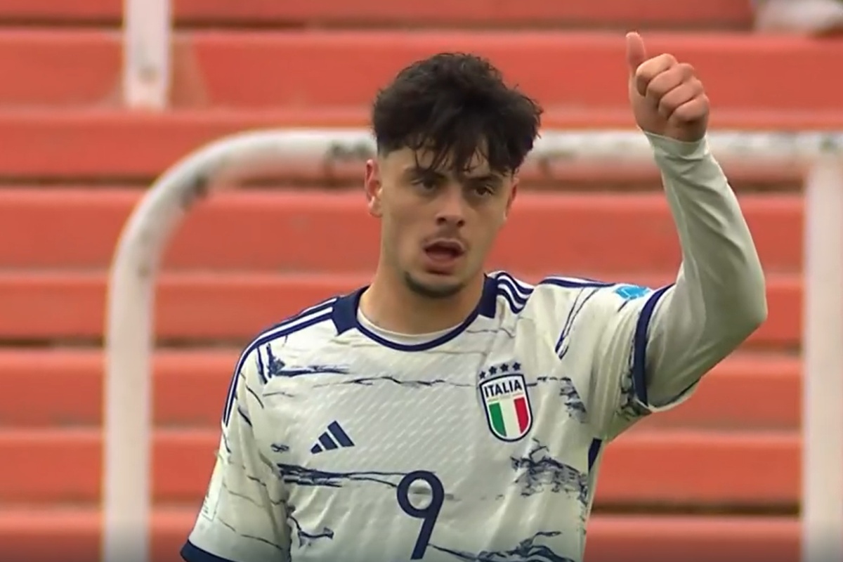 Giuseppe Ambrosino esulta dopo un gol dell'Italia U20