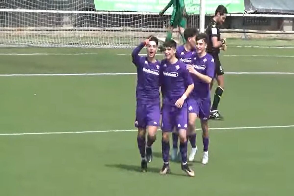 Giocatori della Fiorentina U16 esultano dopo un gol contro il Napoli