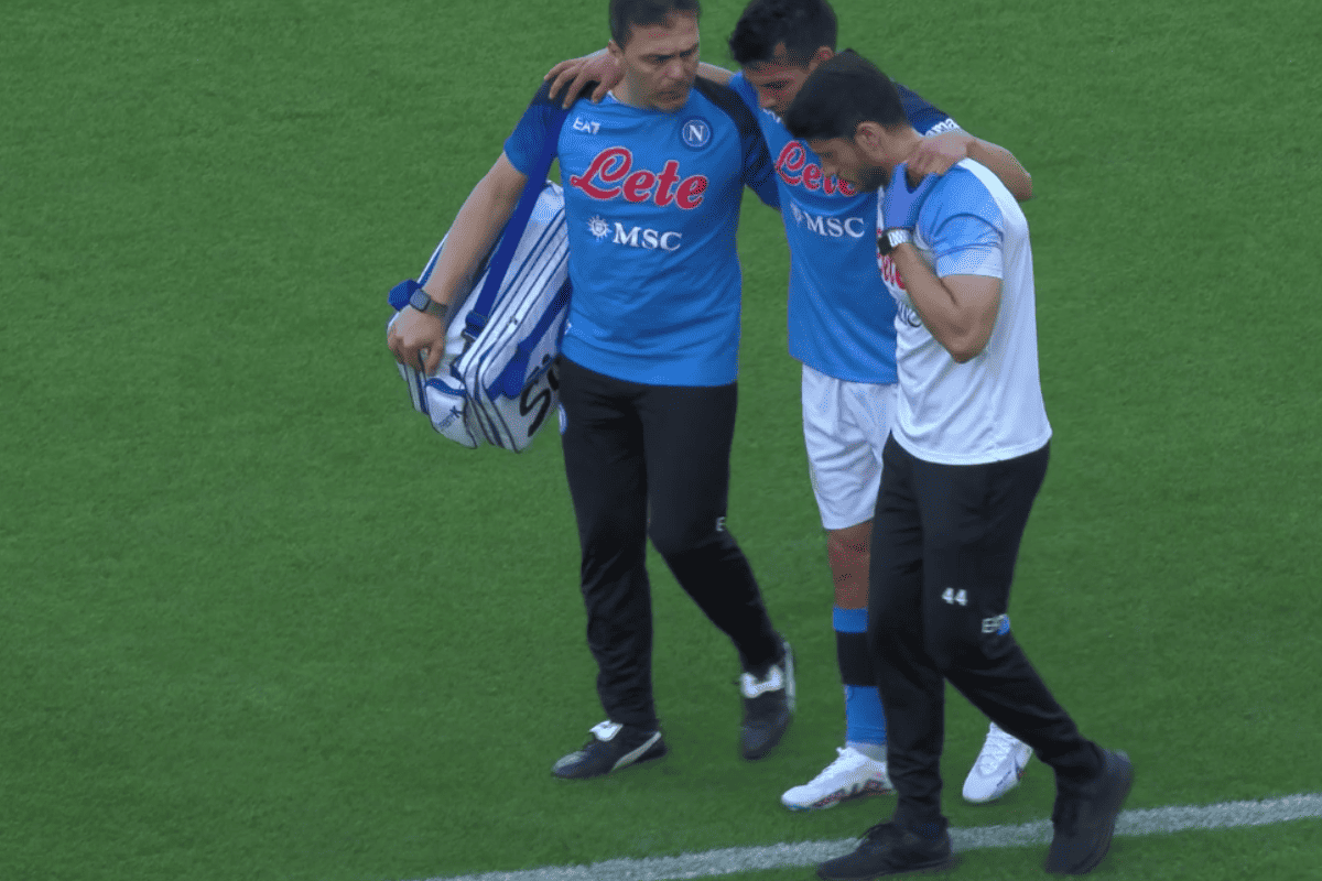 Hirving Lozano esce dal campo accompagnato a spalla durante Napoli-Fiorentina